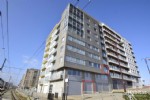 Recent gebouwd appartement op één van de mooiste locaties van Wenduine; zeezicht en open duinenzicht. Dit perfect onderhouden appartement biedt u een mooie woonkamer met het aangrenzend terras met zee-en duinenzicht, stijlvolle keukenhoek, badkamer met douche en toilet en 1 slaapkamer. Het open zicht vanuit dit appartement bezorgt u, elke seizoen, een unieke ervaring van vakantie aan zee! Mogelijkheid tot aankoop van een INPANDIGE ruime GARAGE (ong. 3 m x 6 m). Onder deze tekst bij "documenten" vindt u een grondplan. (21/012)